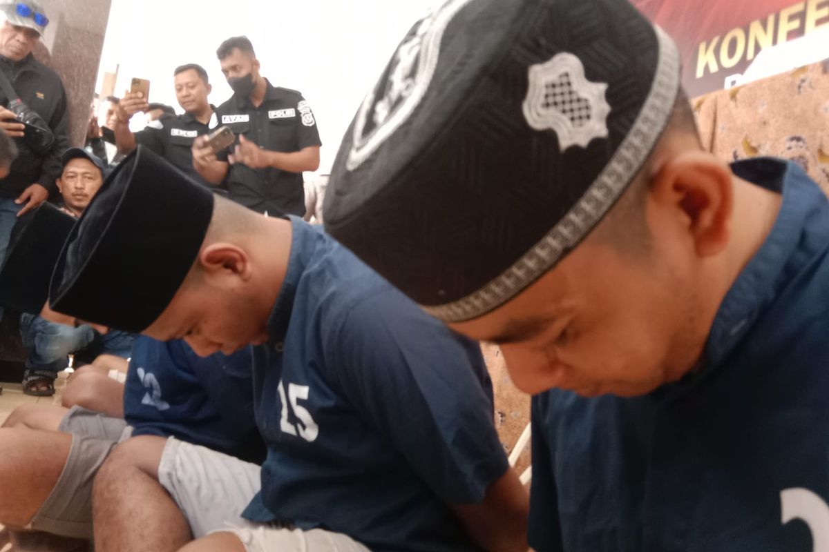 Dua pegawai pengguna narkoba di Pemkab Lumajang dalam rilis resmi Polres Lumajang, Senin (13/11/2023) 