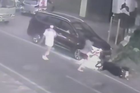Viral Video 2 Pemuda Tabrak Mobil Usai 