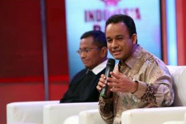 Sesama peserta konvensi Partai Demokrat Dahlan Iskan (kiri) berdiskusi bersama Anies Baswedan (kanan) dan tokoh nasional lainnya di Studio Orange Kompas TV, Jakarta, Rabu (30/10/2013).