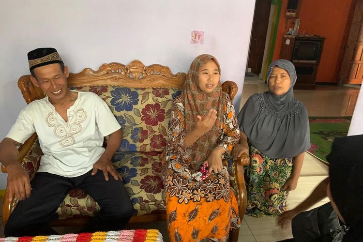 BERSAMA KELUARGA—Jumanto bersama istri dan anak pertamanya, Novianti saat ditemui di kediamannya di Desa Banjarsari Kulon, Kecamatan Dagangan, Kabupaten Madiun, Jawa Timur, Jumat (16/9/2022) sore.