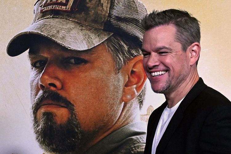 Aktor Matt Damon berfoto dengan latar Bill Baker, tokoh utama yang dia perani dalam film Stillwater. Foto diambil di Rose Theatre, Jazz, di Lincoln Center, New York, Amerika Serikat, saat penayangan premiere film ini untuk pasar Amerika Serikat pada 26 Juli 2021