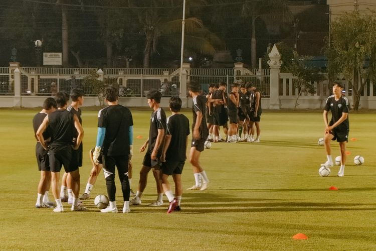 Tim sepakbola asal Korea Selatan (Korsel), Jeonbuk Hyundai Motors FC, melakoni latihan perdana di Lapangan Kotabarat, Kota Solo, Jawa Tengah, pada Kamis (15/6/2023), malam. 