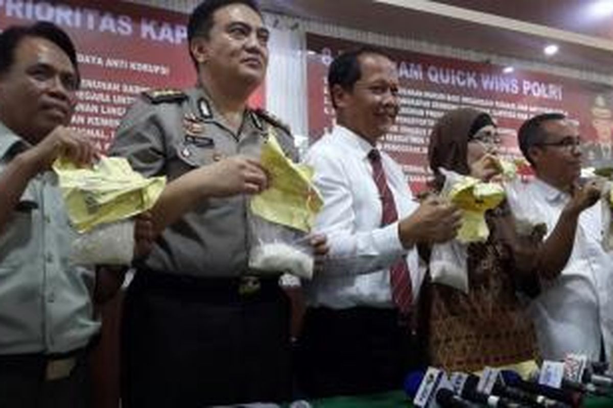 Direktur Reserse Kriminal Khusus Polda Metro Jaya Komisaris Besar Mujiyono saat menjelaskan penghentian penyidikan dugaan beras plastik di Polda Metro Jaya, Senin (2/11/2015).