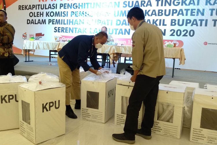 Petugas KPU Tuban sedang menata kotak suara dalam rapat pleno terbuka rekapitulasi penghitungan suara Pilkada Tuban 2020, di Grand Javanilla Resto, Tuban. Selasa (15/12/2020).