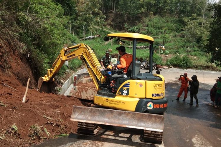 Petugas BPBD Kabupaten Semarang membersihkan longsor di jalur Gedongsongo