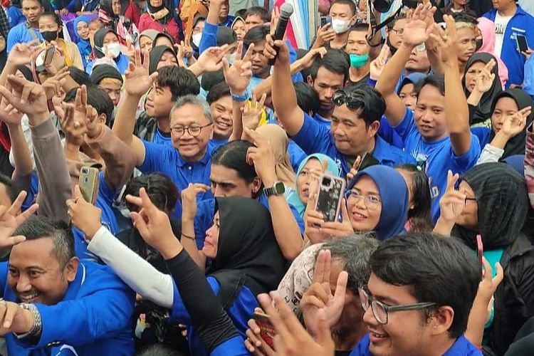 Ketua Umum PAN Zulkifli Hasan berjoget bersama simpatisan PAN dalam Kampanye Akbar PAN di Lapangan Desa Pabuaran Kidul, Kecamatan Waled, Kabupaten Cirebon pada Jumat (26/1/2024) siang.