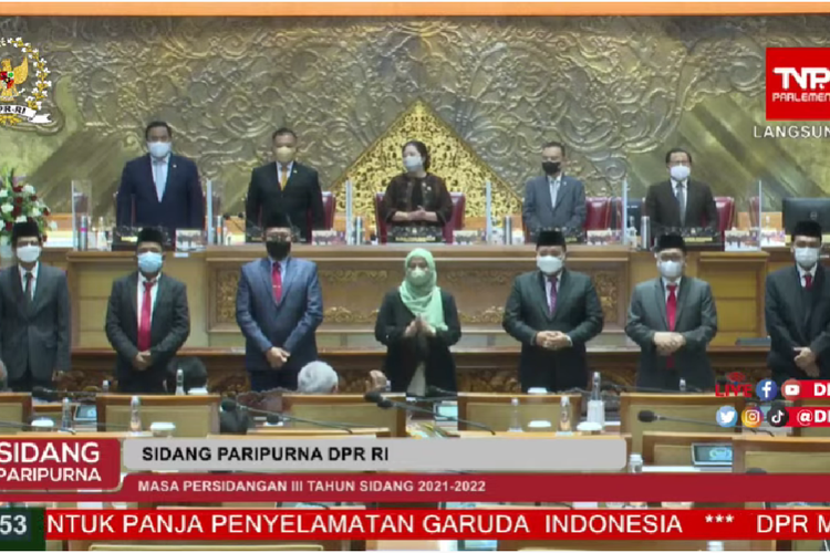 Tujuh calon anggota Komisi Pemilihan Umum (KPU) periode 2022-2027 terpilih berfoto setelah resmi ditetapkan dalam rapat paripurna DPR di Kompleks Parlemen, Jakarta, Jumat (18/2/2022)