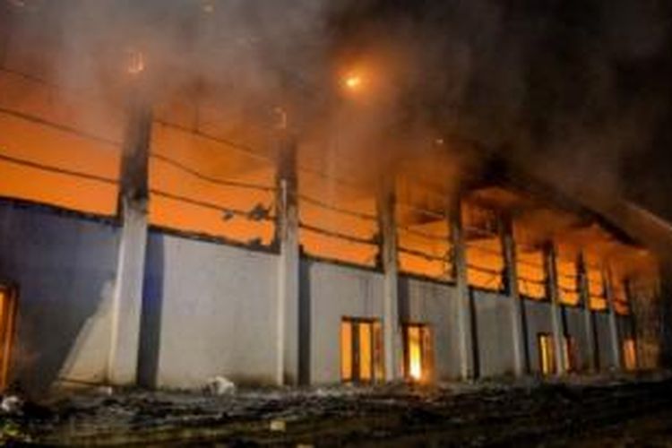Polisi percaya gedung olahraga yang akan menjadi penampungan pencari suaka ini sengaja dibakar.