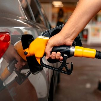 Pemerintah menargetkan penghentian impor solar pada 2026 melalui penguatan produksi kilang dan percepatan biodiesel B50.