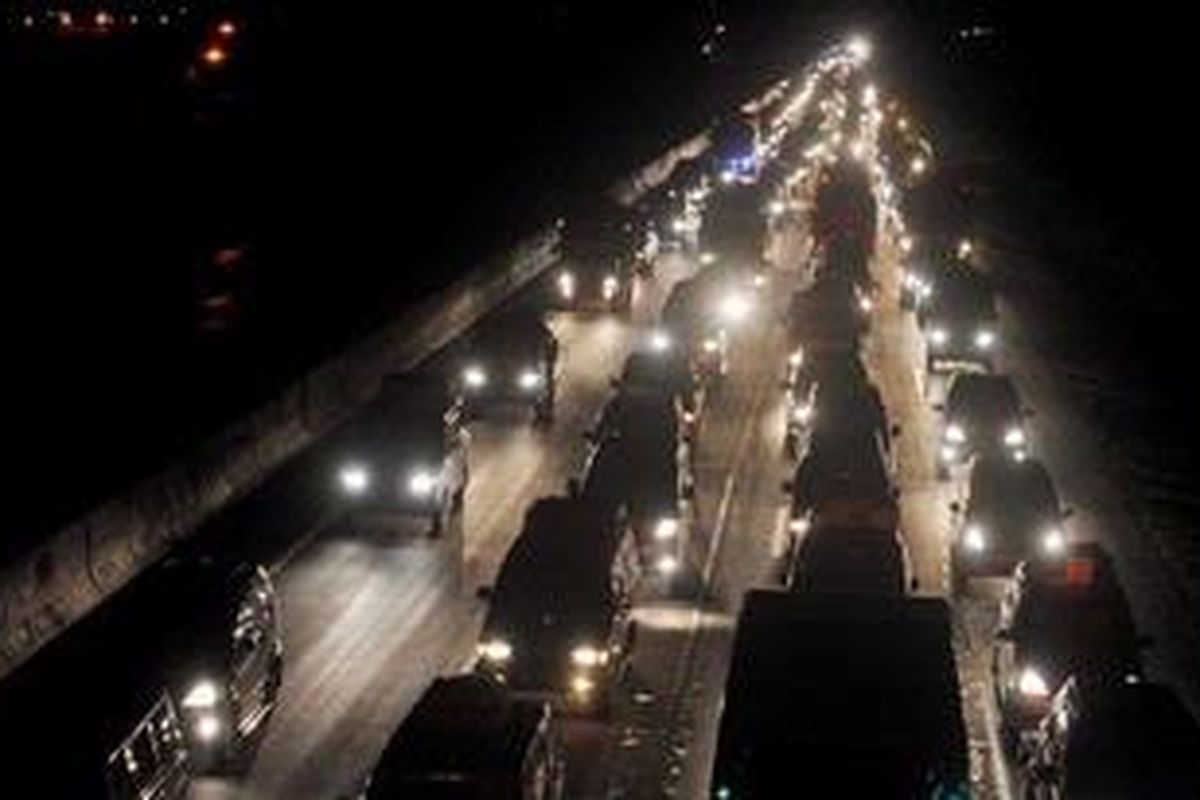 ilustrasi: Antrean kendaraan menuju gerbang tol Cikampek Kabupaten Purwakarta, Jawa Barat.