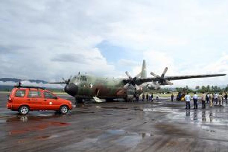 Pesawat Hercules milik TNI-AU sedang bersiap di apron Lanud Sam Ratulangi untuk mengangkut bantuan dari Indonesia bagi korban bencana topan Haiyan di Filipina.