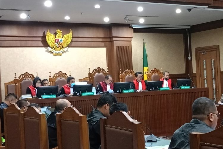 Hakim Ketua Majelis Fahzal Hendri memimpin persidangan dugaan kasus korupsi proyek satelit slot orbit 123° BT milik Kementerian Pertahanan (Kemenhan) di PN Jakpus, Kamis (6/4/2023).