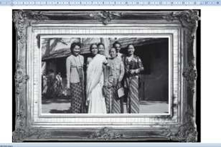 Delegasi kami berfoto di Madras bersama seorang perempuan anggota parlemen India. Ibu Herawati Diah tampak berdiri paling kiri mengenakan kebaya