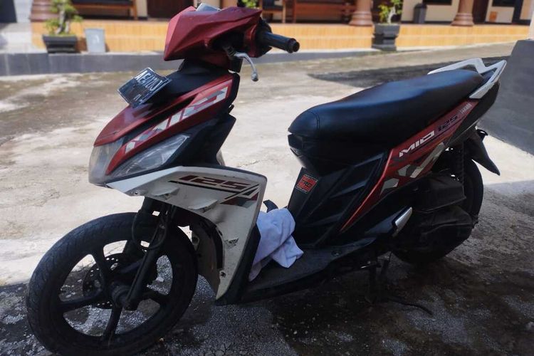 Polisi mengamankan sepeda motor Yamaha Mio warna merah putih Nopol AE 4120 JAD milik AR, salah satu pelajar SMK di Kabupaten Ngawi yang melakukan tindak asusila kepada seorang mahasiswi yang pulang keja.