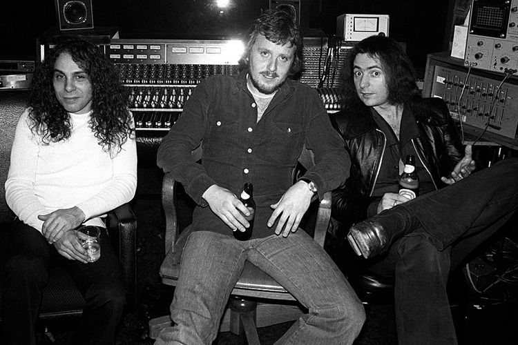Produser Martin Birch (tengah) bersama Ronnie James Dio (kiri), dan David Coverdale.