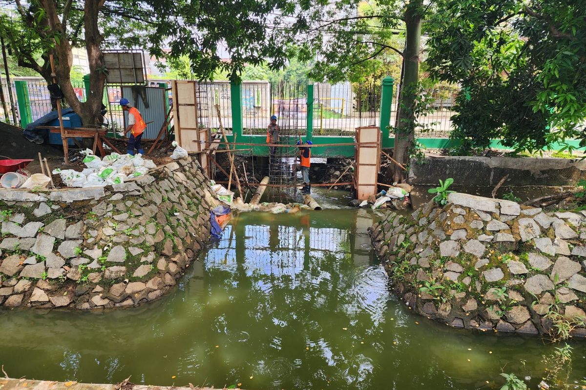 Salah satu pintu air yang sedang dikerjakan di Jakarta Timur. Pembangunan dilakukan untuk mencegah dan mengendalikan banjir atau genangan di sejumlah wilayah. 