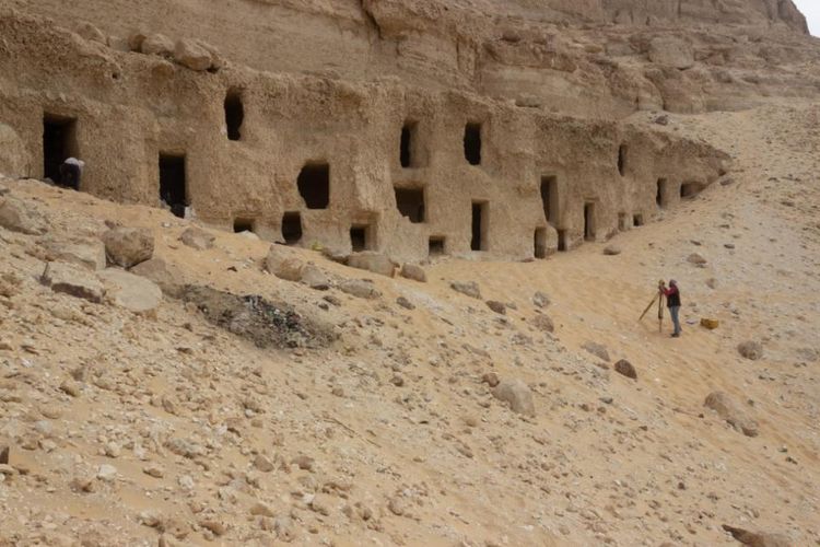 Foto diambil pada 11 Mei 2021, menunjukkan situs arkeologi kuburan batu di daerah pegunungan di provinsi Suhaj, Mesir. Ekspedisi arkeologi Mesir menemukan 250 kuburan batu yang berasal dari periode berbeda di Kerajaan Lama dan dinasti Ptolemeus. 
