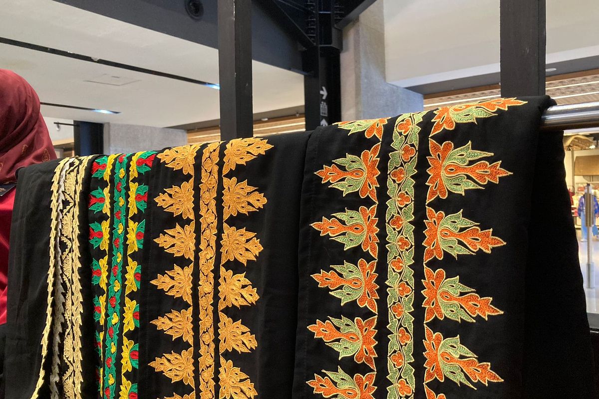 Produk bermotif khas Aceh Selatan yang dipamerkan di Aceh Muslim Fashion Festival (AMFF) di Sarinah Mall, Jakarta, Sabtu (25/5/2024).