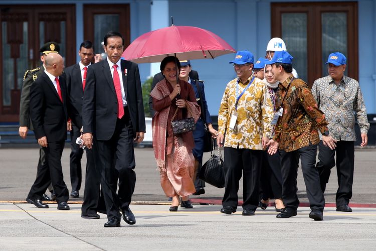 Presiden Joko Widodo saat pemberian nama dan uji terbang di Lanud Halim Perdanakusuma, Jakarta, Jumat (10/11/2017). Pesawat N219 adalah pesawat buatan lokal, kolaborasi antara PT Dirgantara Indonesia (DI) bekerjasma dengan Lembaga Antariksa dan Penerbangan Nasional (Lapan). KOMPAS IMAGES/KRISTIANTO PURNOMO
