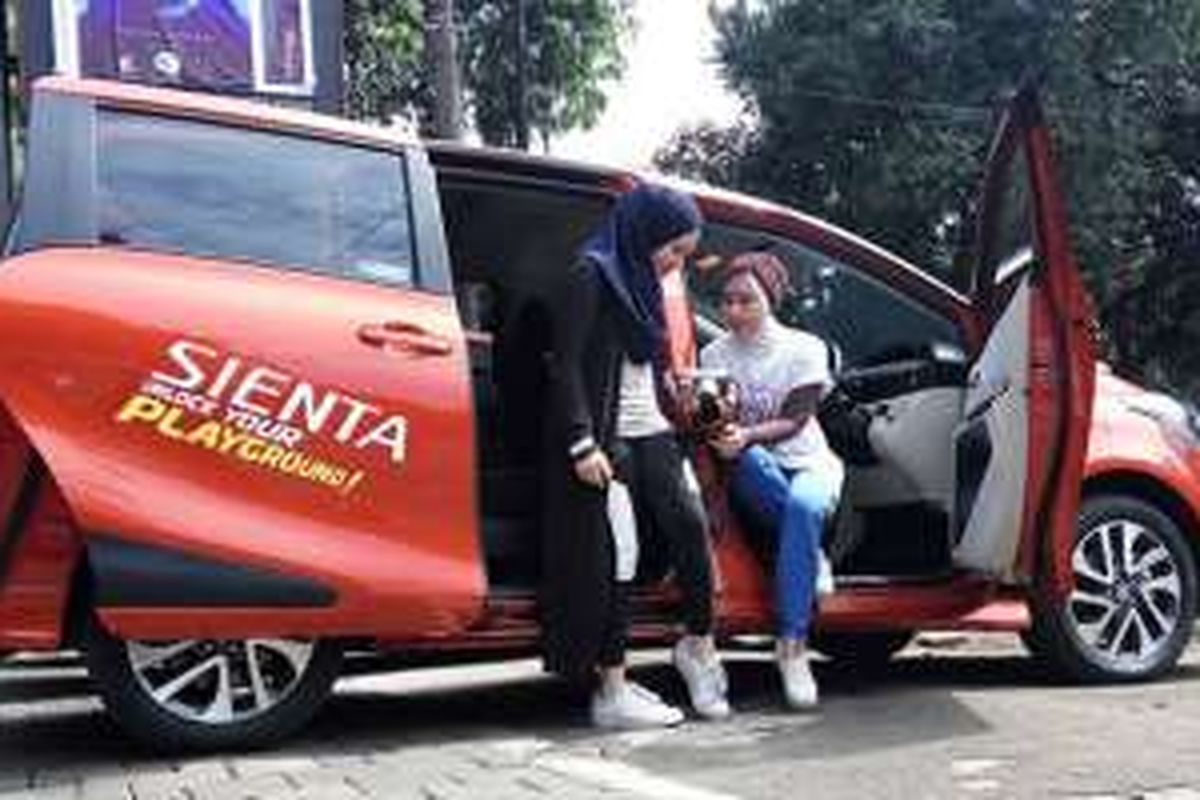 Devita Mimi Alysa bersama Toyota Sienta