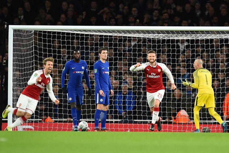 Bek Arsenal, Nacho Monreal (kiri), merayakan gol yang dicetak timnya ke gawang Chelsea dalam laga leg kedua semifinal Piala Liga Inggris di Stadion Emirates, London, pada 24 Januari 2018. 