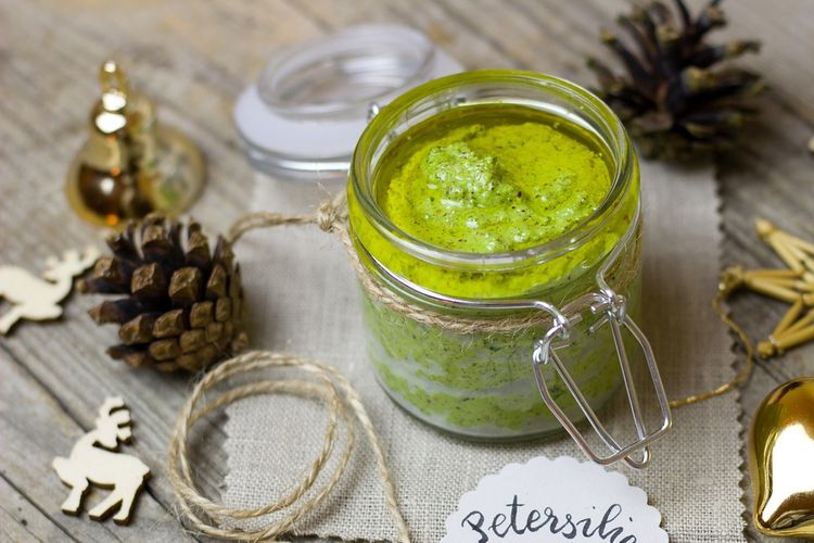 Ilustrasi saus pesto homemade.