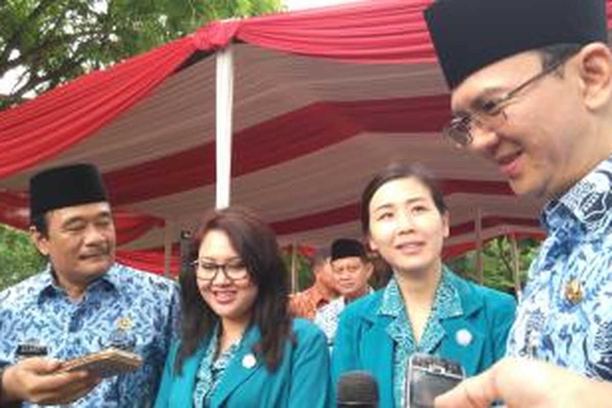 (Dari kiri ke kanan) Wakil Gubernur DKI Djarot Syaiful Hidayat, istri Djarot Happy Farida, istri Gubrnur DKI Basuki Tjahaja Purnama yaitu Veronica Tan, dan Basuki Tjahaja Purnama. 