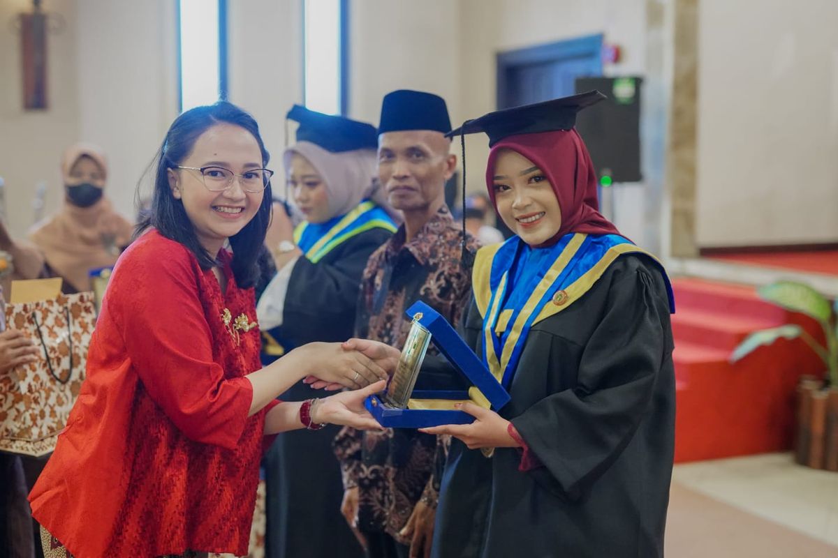  Ketua Yayasan Dharma Wanita Kabupaten Kediri Eriani Annisa  saat menghadiri wisuda kampus Stikes Pamenang, Pare di Hotel Lotus Garden, Rabu (4/10/2023).
