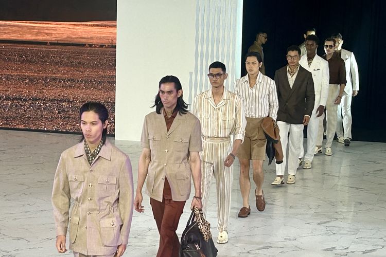 Koleksi Desert Rain dari Laxmi Tailors dalam pegelaran Senayan City Fashion Nation ke-19 di Senayan City, Jakarta Pusat, Kamis (25/9/2025).