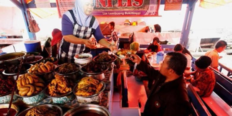 Suasana Warung Nasi Kapau di Los Lambuang, Bukittinggi, Sumatera Barat, Selasa (9/7/2013). Masakan khas Nasi Kapau anatara lain Rendang Itik, Rendang Ayam, dan Kalio Tamusu (usus sapi isi telor).