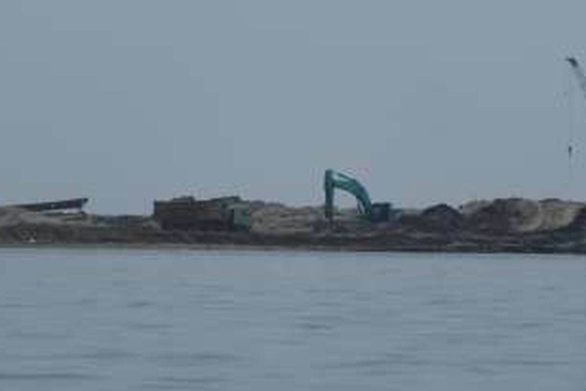 Tampak proses reklamasi Pulau F di pesisir utara Jakarta masih berlangsung pada Rabu (13/7/2016). Pengerjaan salah satu dari belasan pulau untuk reklamasi, Pulau G, dihentikan oleh Menko Maritim dan Sumber Daya Rizal Ramli karena ditemukan banyak pelanggaran.