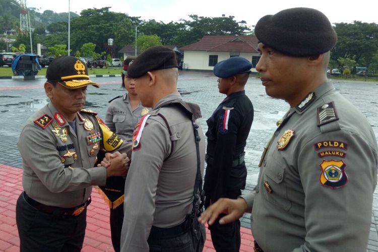 Kapolda Maluku, Irjen Pol Andap Budhi Revianto memimpin upacara pembukaan operasi Merah Putih Siwalima Tahun 2018 di Lapangan Upacara Letkol CH Tahapary, markas Brimob Polda Maluku, Senin (23/4/2018)