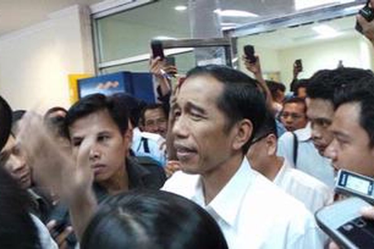 Gubernur DKI Jakarta Joko Widodo saat menjenguk Dara Nur Anggraini di RSUD Tarakan, Jakarta Pusat,  Rabu (20/2/2013).