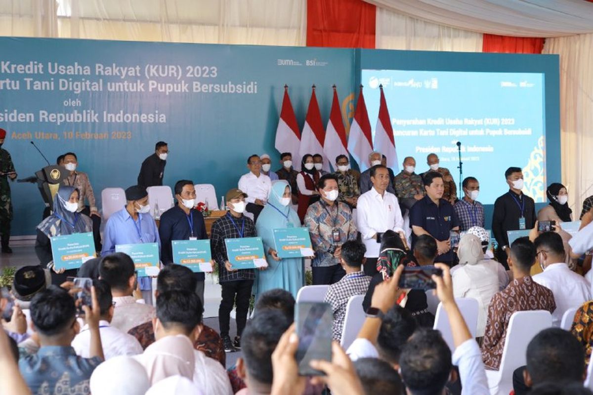 Presiden Joko Widodo berfoto bersama penerima Kredit Usaha Rakyat (KUR) PT Bank Syariah Indonesia (BSI) di Kabupaten Aceh Utara, Provinsi Aceh pada Jumat (10/2/2023).