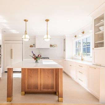 Ilustrasi dapur serba putih, pencahayaan di atas island dapur.