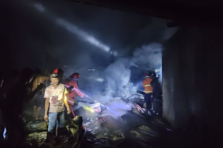 Petugas Damkar memadamkan kebakaran rumah di Desa Pliken, Kecamatan Kembaran, Kabupaten Banyumas, Jawa Tengah, ludes terbakar, Kamis (23/1/2023) malam. 