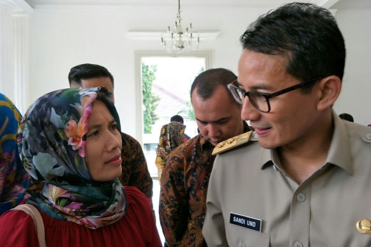 Wakil Gubernur DKI Jakarta Sandiaga Uno dan warga Munjul, Ciracas, Istiqomah, yang meminta pekerjaan, Senin (12/3/2018). 