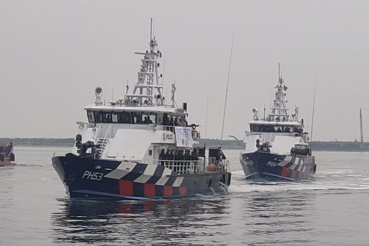 Dua kapal Singapore Police Coast Guard (SPCG), yakni Blue Shark dan Tiger Shark bersandar di Dermaga Ex-President, Tanjung Priok, Jakarta Utara, Selasa (15/7/2025).