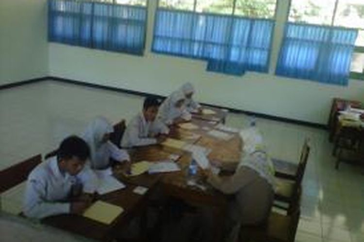 Lima siswa tunanetra di ruang 9 MAN Maguwoharjo saat mendengarkan petugas membacakan soal UN 