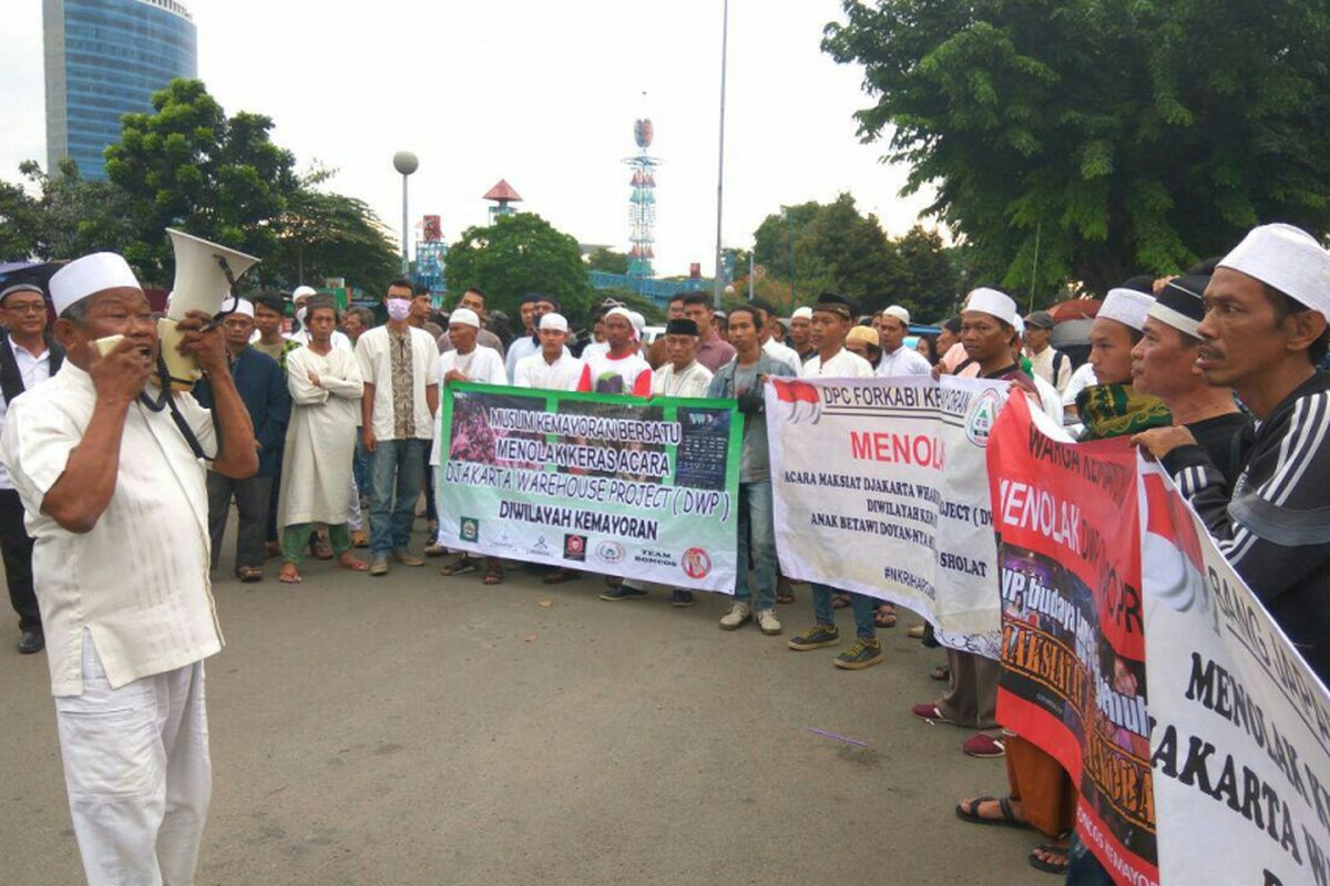 Massa sedang berorasi di depan JI EXPO Kemayoran menolak perhelatan DWP.