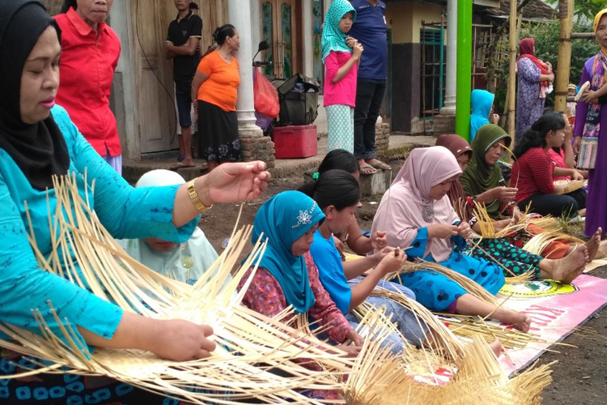 Kepala Desa Rusdiana (paling kiri) bersama Ibu-ibu menganyam bambu dalam rangka Festival Bambu 2017 di Desa Gintangan, Blimbingsari, Banyuwangi pada Jumat (11/5) lalu.