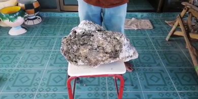 Sebuah bongkahan batu yang diduga ambergis yang ditemukan oleh Surachet Chanchu di Songkhla, Thailand Selatan.