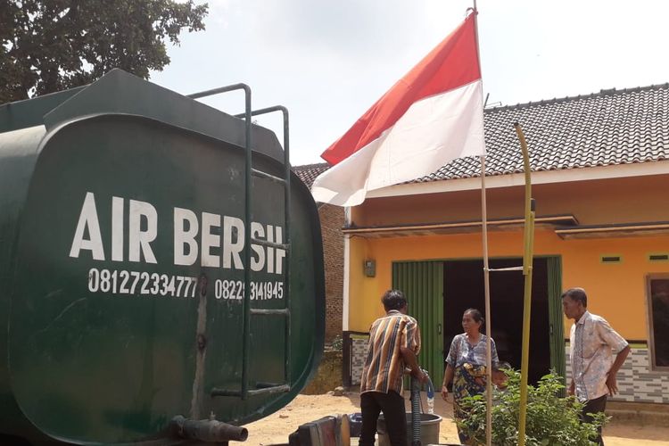 Warga Desa Banjar Sari, Kecamatan Banyumas, Kabupaten Pringsewu, Lampung, mengantre pembagian air bersih yang dilakukan oleh sebuah LSM, Jumat (23/8/2019). Kekeringan yang telah terjadi sejak tiga bulan lalu membuat warga kesulitan air bersih untuk keperluan sehari-hari.
