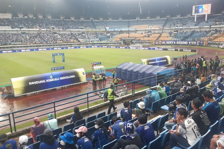 Suasana di dalam Stadion Gelora Bandung Lautan Api saat Persib Bandung melawan Persija Jakarta dalam Liga 1 2022-23.