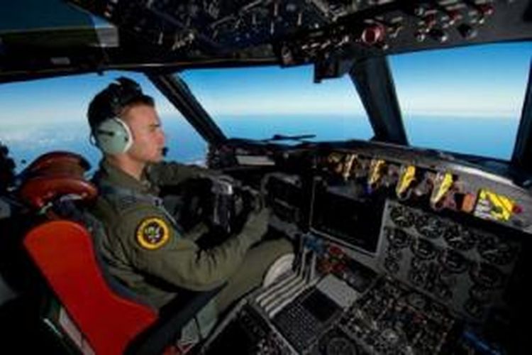 Koordinator taktis AU Australia (RAAF) melakukan pencarian MH370 di dalam pesawat AP-3C Orion.