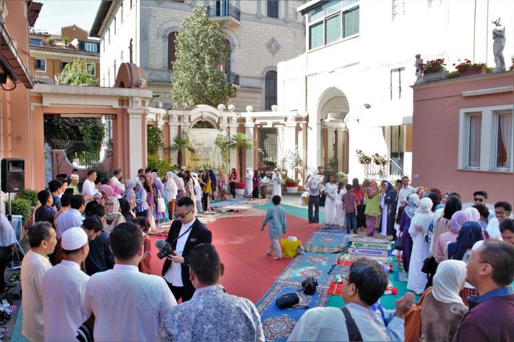 Usai shalat Idul Fitri di KBRI Roma, Italia, tak kurang dari 200 warga Muslim saling bersalam-salaman saling bermaaf-maafan.