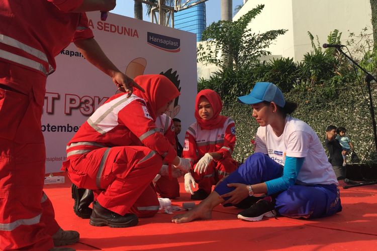 Memperingati Hari Pertolongan Pertama Sedunia 2017, anak-anak sekolah dasar membagikan lebih dari 1.000 kantong pertolongan pertama pada kecelakaan (P3K) di Car Free Day (CFD) Jakarta, Minggu (10/9/2017).