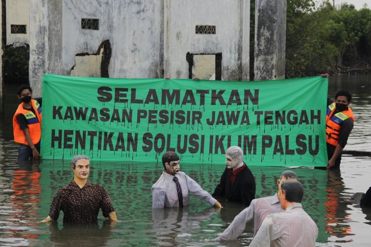 Aksi protes penanganan dampak krisis iklim di Jawa Tengah. Aksi dilakukan dengan menenggelamkan 10 patung tokoh pejabat di bekas TPI Tambaklorok yang sudah diterjang rob, Jumat (5/11/2021).