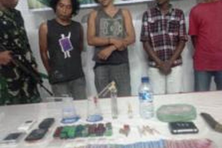 Lagi asyik pesta sabu di sarang narkoba di Jalan Djamin Ginting, Lorong Dipanegara, Kecamatan Medan Baru, empat laki-laki di gerebek intel Kodim 0201/BS