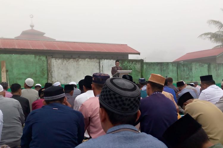 Masyarakat Gurun Tuo yang didominasi umat Muhammadiyah dengan khusuk mendengarkan kutbah Sholat Idul Adha, Sabtu (9/7/2022) yang dilaksanakan di lapangan terbuka belakang masjid.